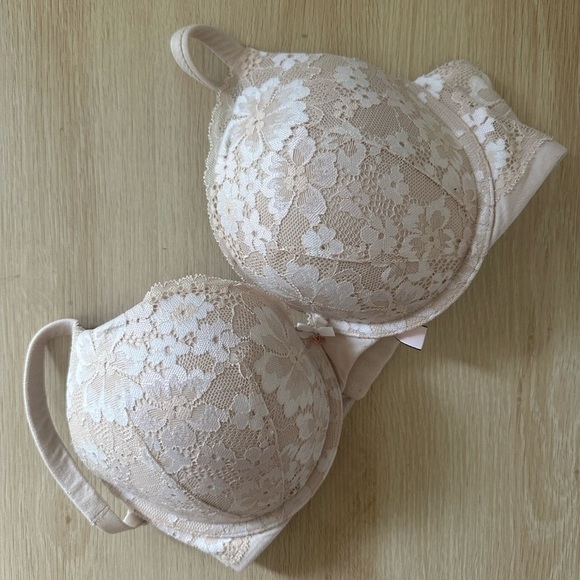 Elegant Lace Bra in Cream - Picture 1 of 8